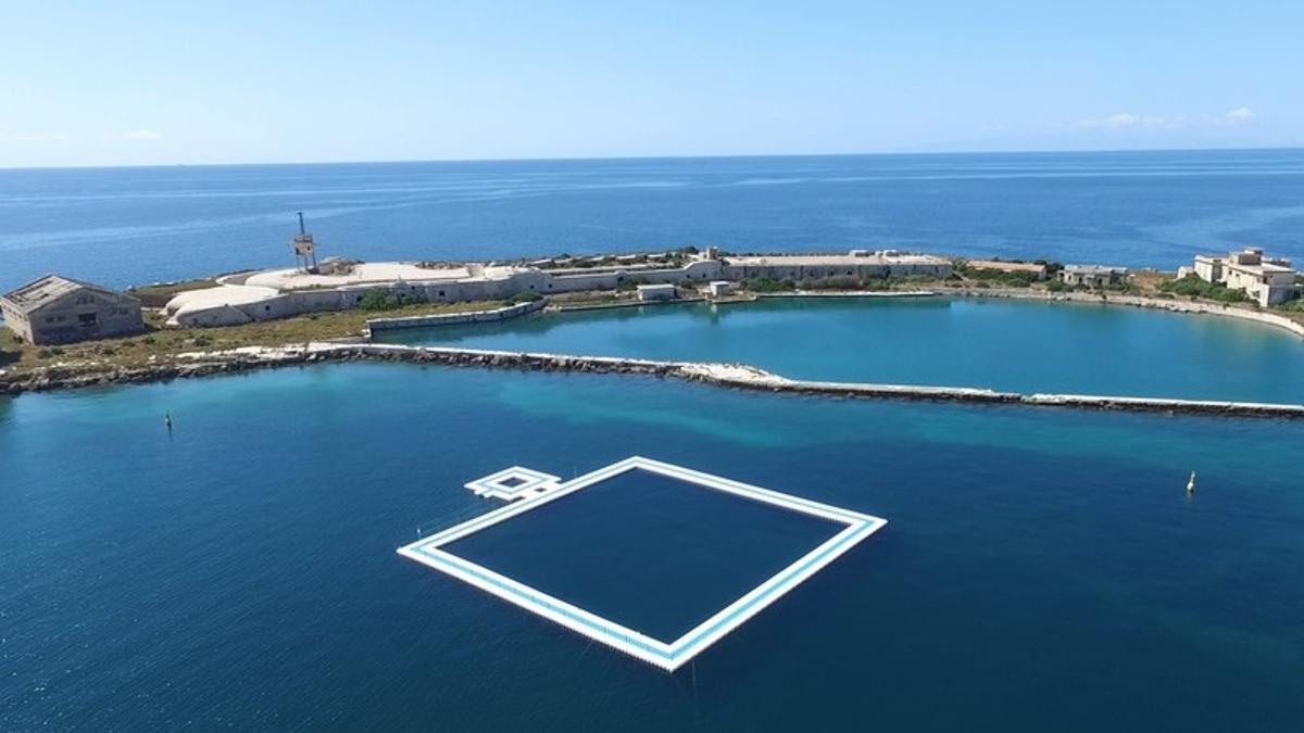 Imagen aérea del primer refugio europeo para delfines.