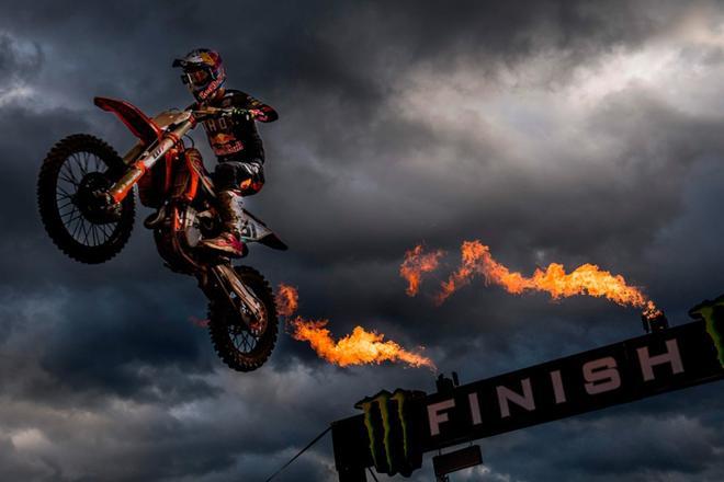 Jorge Prado Garcia celebra al cruzar la línea de meta para ganar el motocross MXGP Grand Prix, 14a prueba del Mundial FIM de Motocross World Championship, en Lommel.