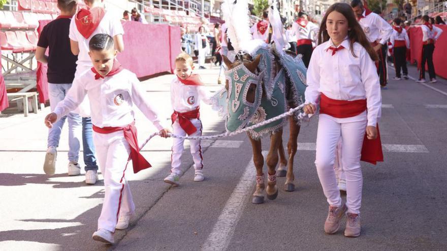 El Desfile Infantil llenó de alegría y color la vía principal de la localidad