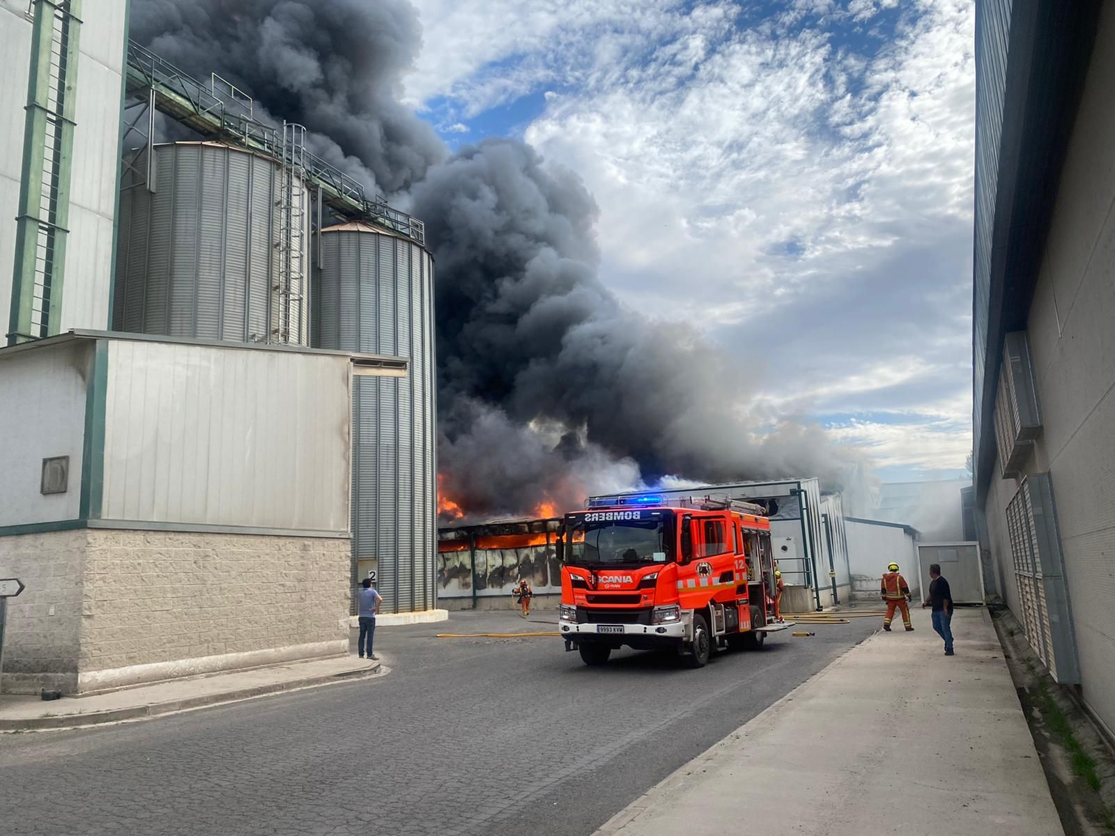 Incendio en la planta de Huevos Guillén en Sinarcas