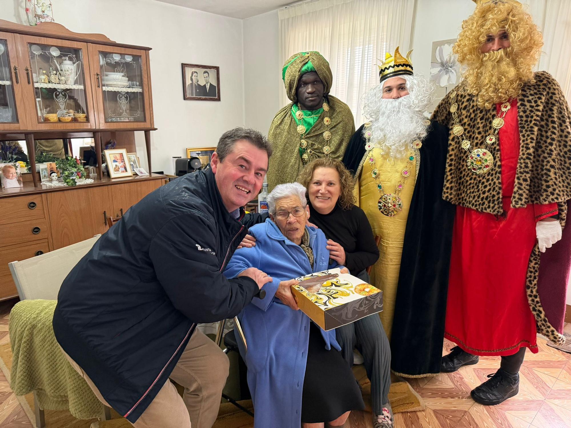 O alcalde e a concelleira entregando o roscón a unha veciña de Ponteceso.