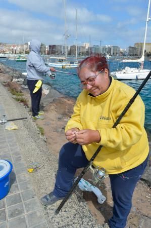 Pescadores de caña en el Muelle Deportivo