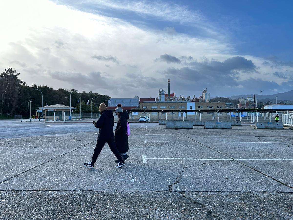 El aparcamiento de la fábrica de Navia, vacío, en una imgen inusual.