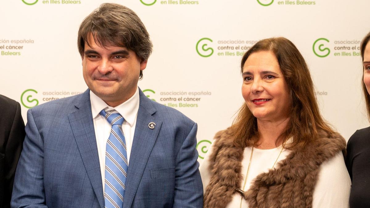 José Reyes junto a Manuela García en un acto de la AECC
