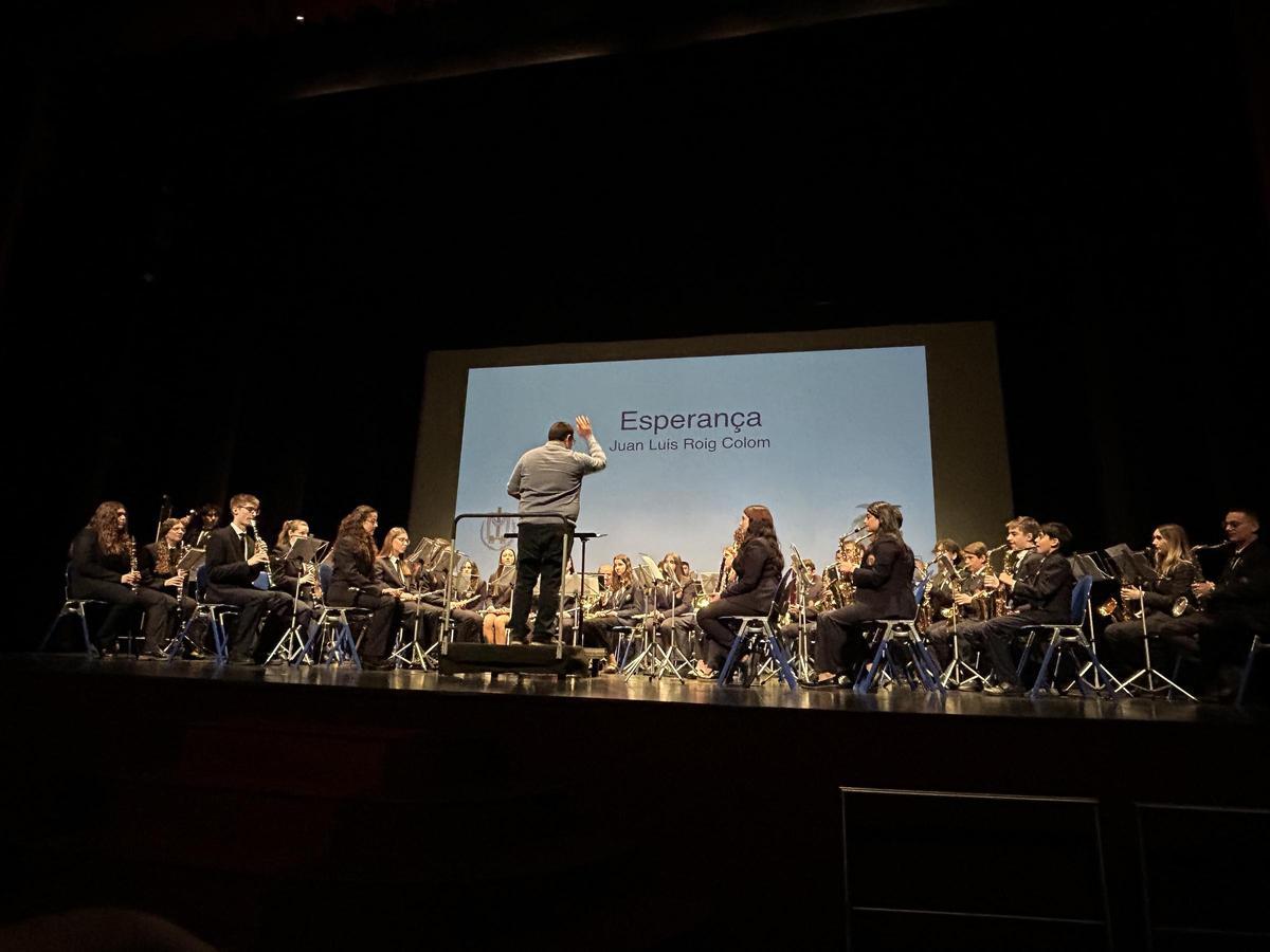 JUAN LUIS ROIG COLOM. Guanyador II Certament Marxes Processionals dirigint la Banda que interpreta la seua obra guanyadora.