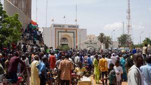 Cientos de personas se reúnen frente al edificio de la Asamblea Nacional durante una protesta en Niamey, Níger. 