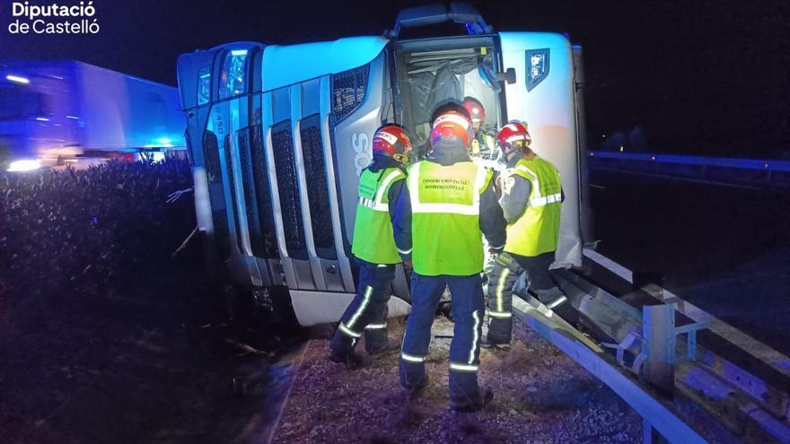 Un camión vuelca en la AP-7 en Peñíscola