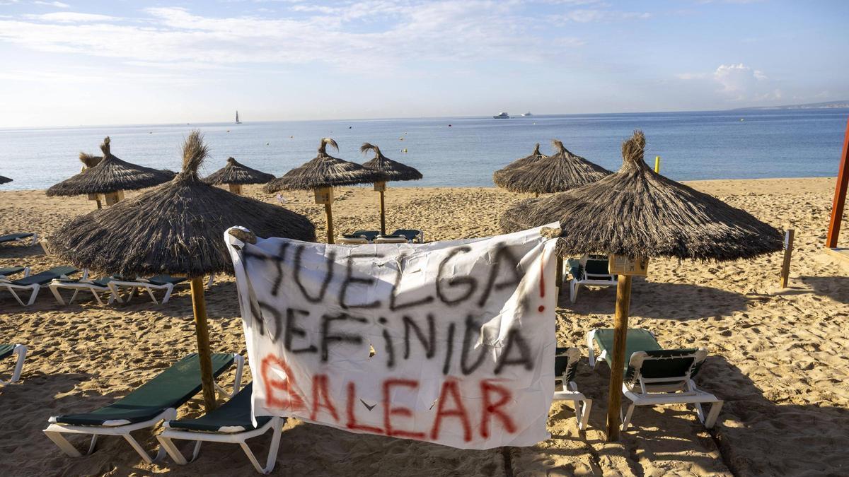 Jornada de huelga de socorristas en Can Pere Antoni el verano pasado.