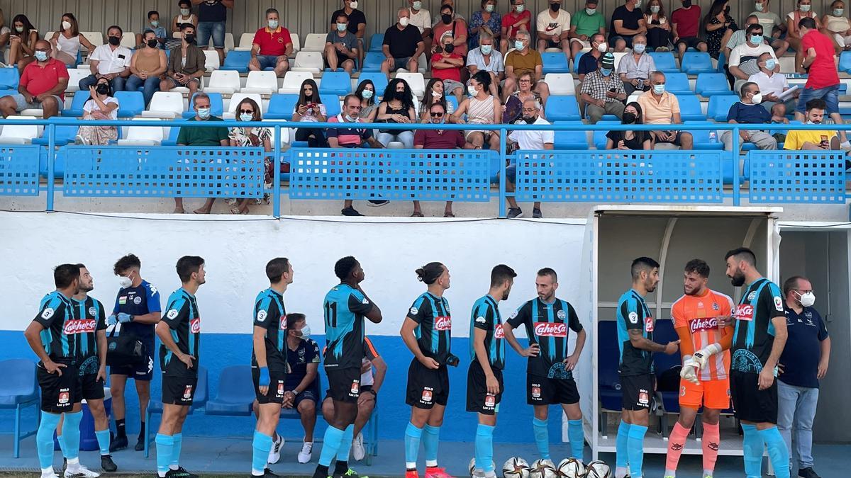 Jugadores del Coria, antes de jugar el pasado domingo ante el Navalcarnero.