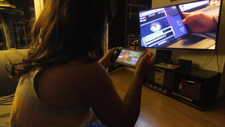Una nena jugant a un videojoc