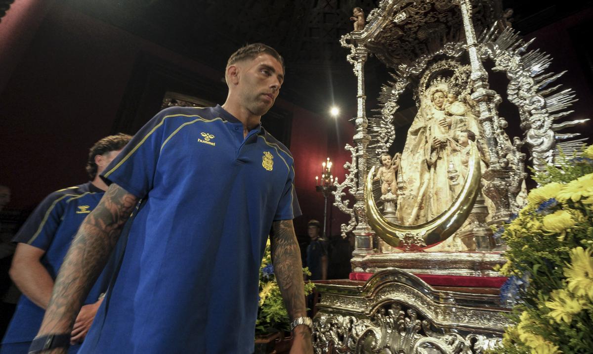 Ofrenda floral de la UD Las Palmas a la Virgen del Pino