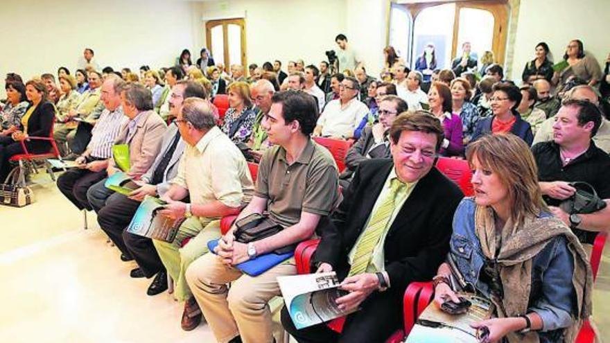 En primera fila, por la derecha, Henar Ortiz y Ángel Torres, durante la presentación de la revista.