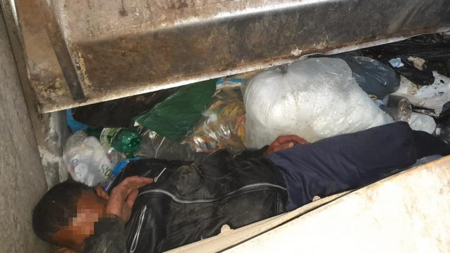 Un camión de la basura se 'traga' a un hombre escondido en un contenedor en Gran Canaria