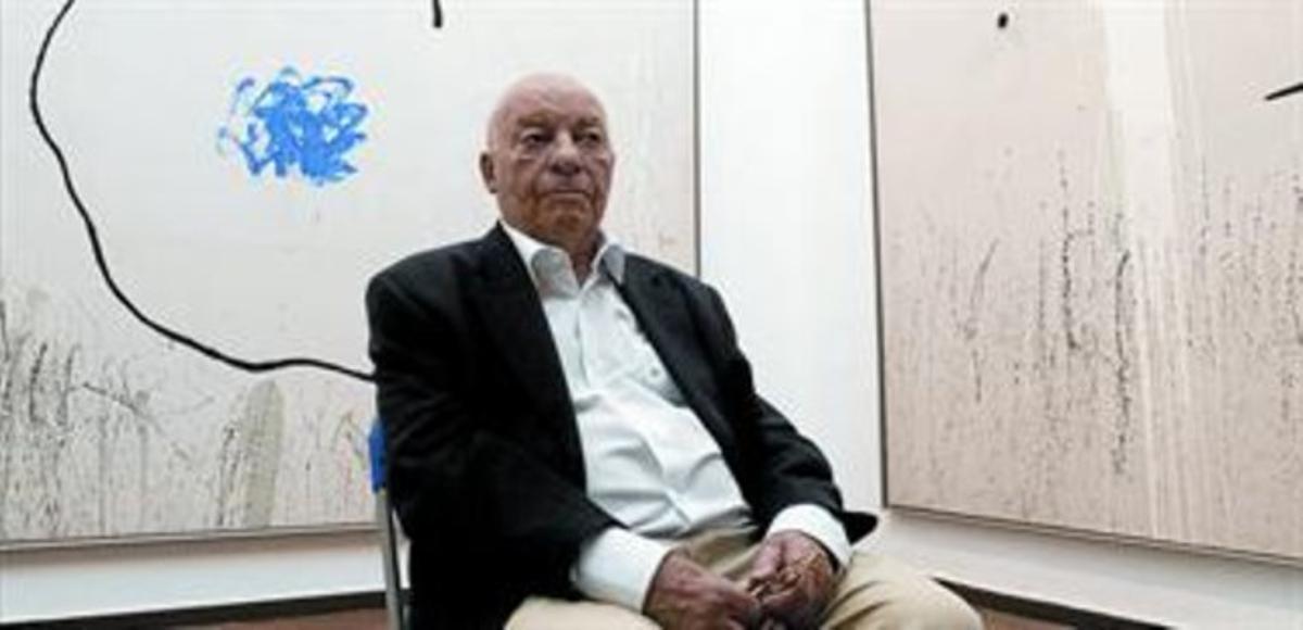 Jacques Dupin posa davant la pintura L’esperança del condemnat a mort, obra de Joan Miró. Jacques Dupin posa davant la pintura L’esperança del condemnat a mort, obra de Joan Miró.