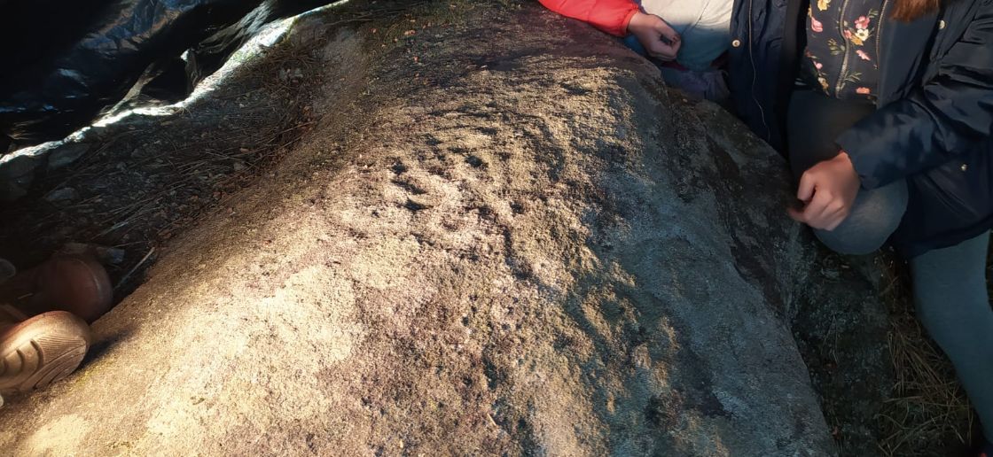 Un momento de la ruta para descubrir petroglifos, cruces de piedra, molinos y demás elementos que enriquecen la oferta patrimonial y turística de Catoira.