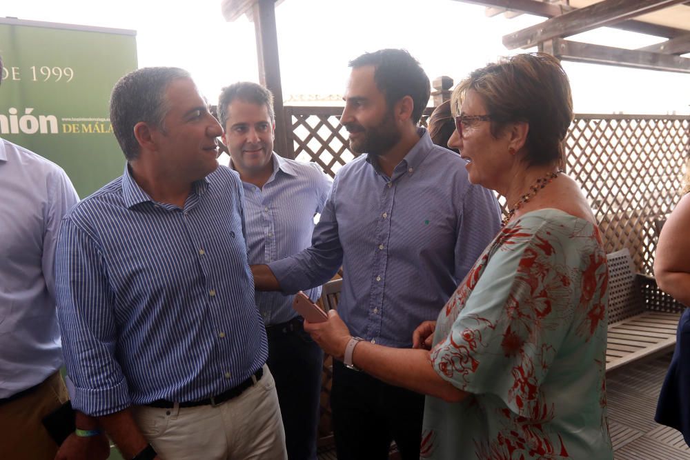 Cordial ambiente en la terraza de La Opinión, entre representantes políticos populares y socialistas a nivel regional y provincial.