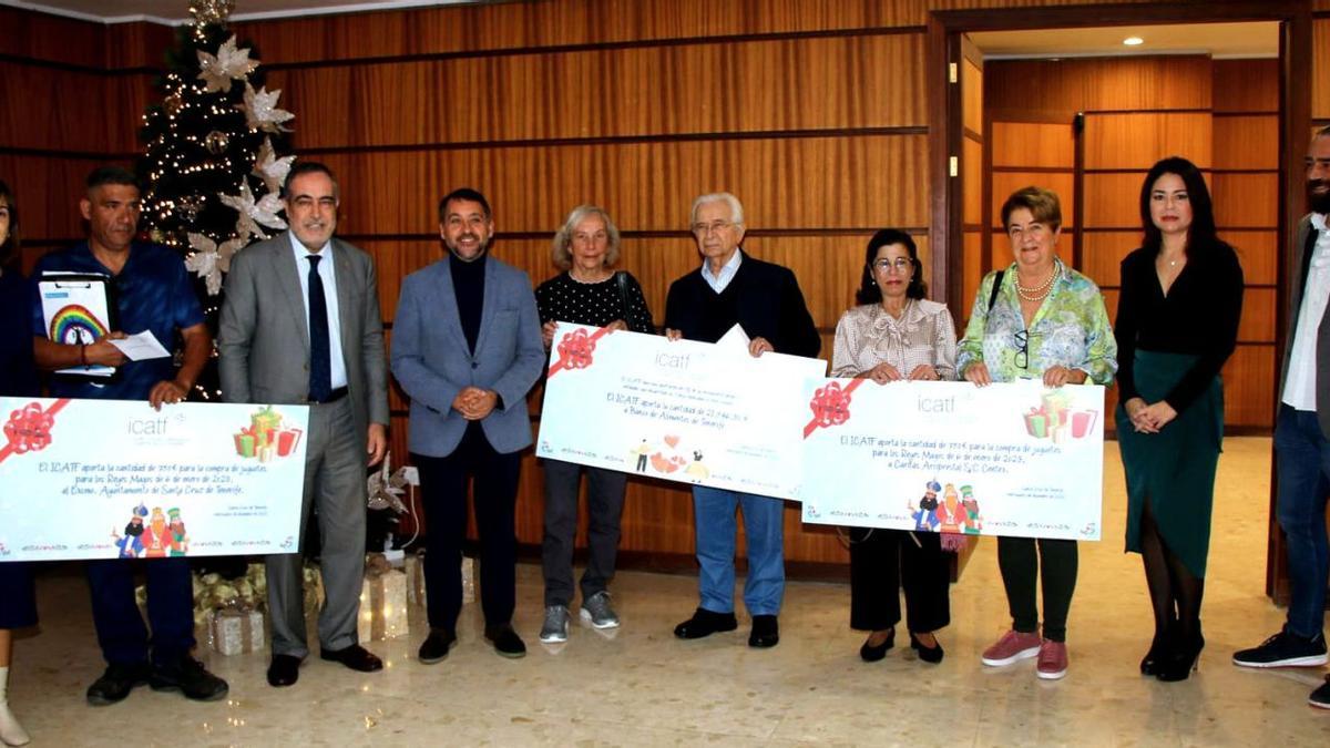 Imagen familiar de los cheques entregados en el Colegio de Abogados de Santa Cruz de Tenerife. | | E.D.