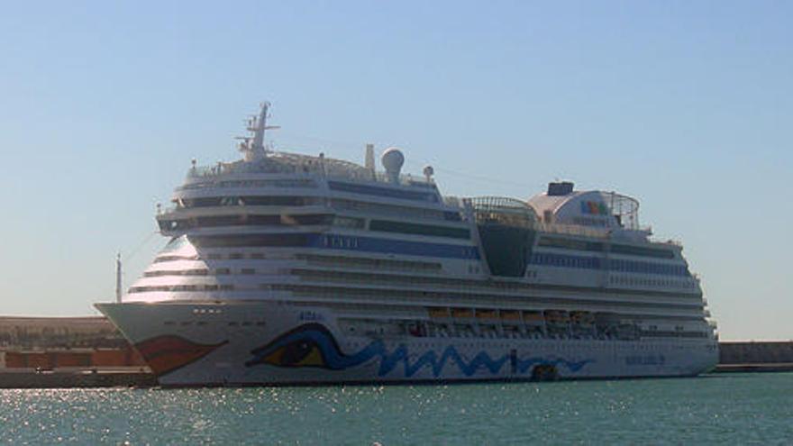 El &#039;AIDABlu&#039;, en la Terminal B de cruceros.