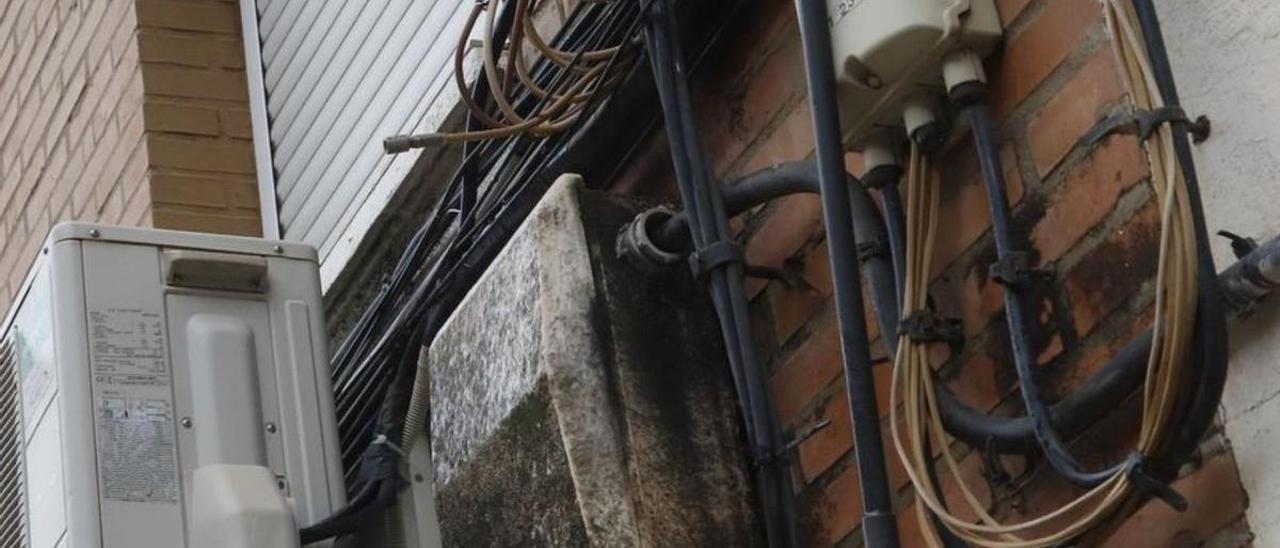 Cableado eléctrico sobre la fachada de un edificio de vecinos.