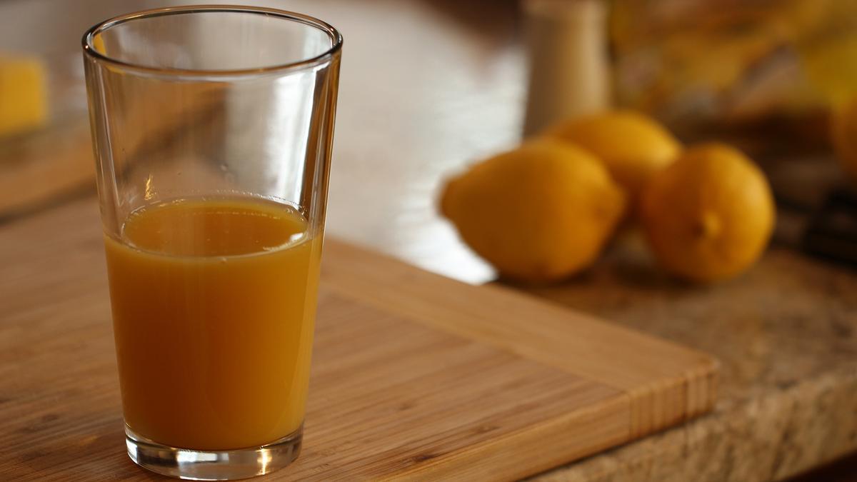 Un zumo de naranja en una imagen de archivo