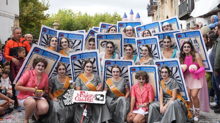 La colorista batalla de confeti cubre Morella de tradición para cerrar el Anunci