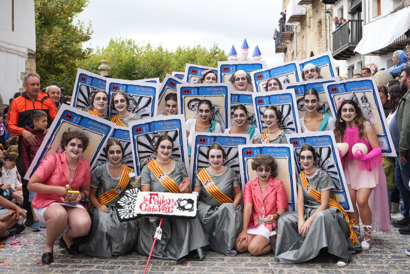 Batalla de confeti y desfile de carrozas en el Anunci de Morella