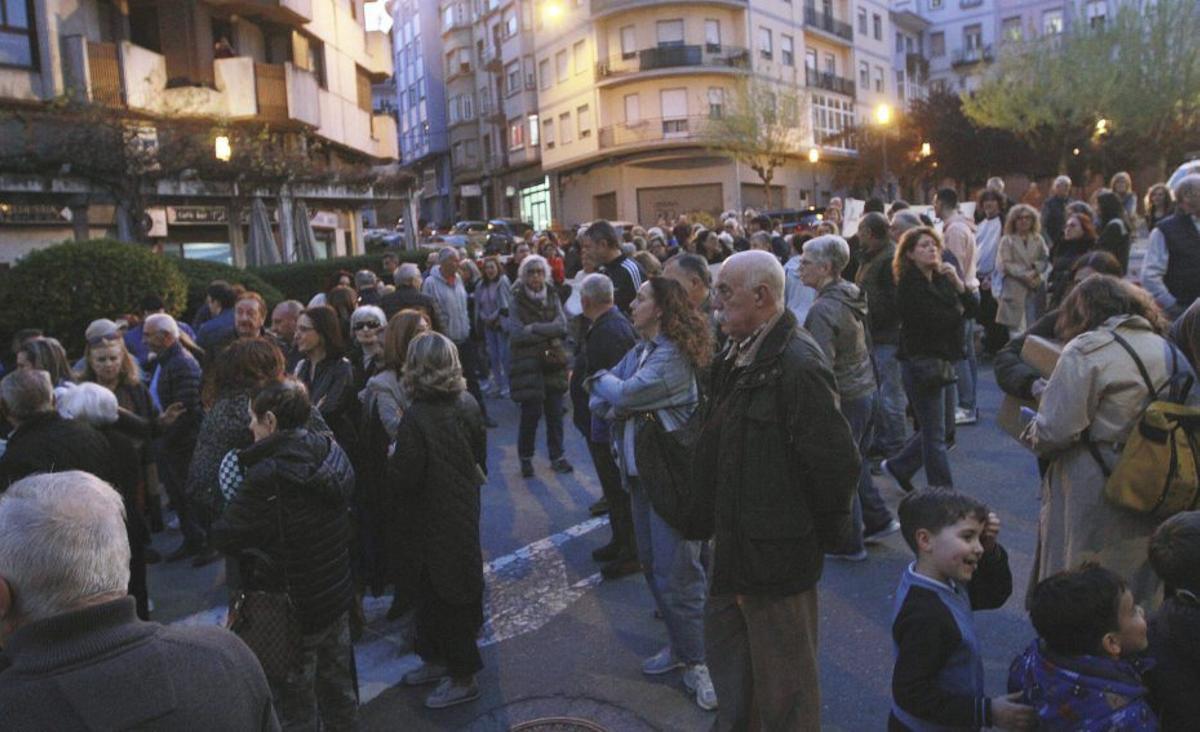 Manifestación de vecinos y comerciantes de la avenida de Portugal. | IÑAKI OSORIO