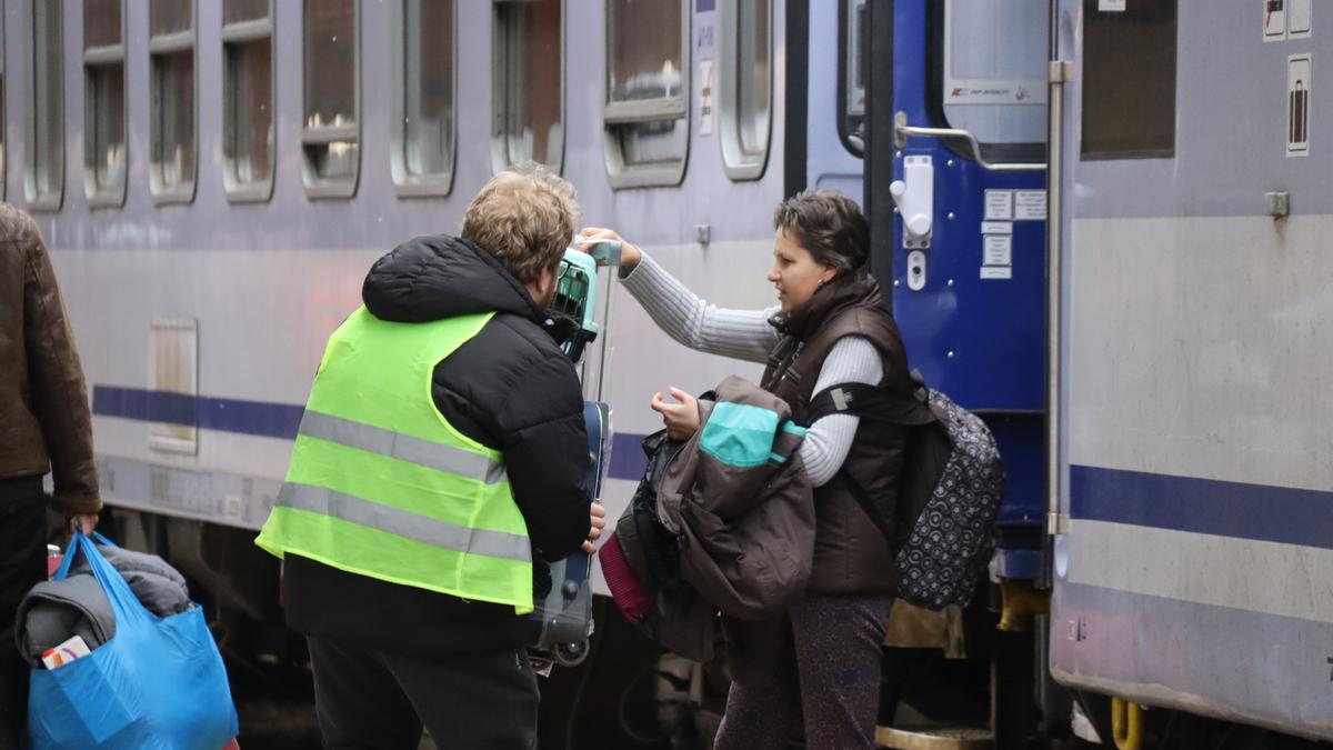 Una dona arriba des d&#039;Ucraïna a Polònia