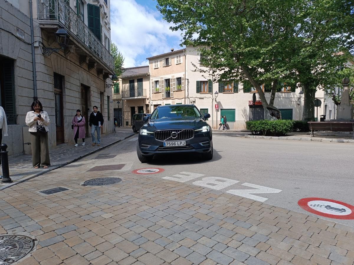 Un vehículo entrando en la Zona de Bajas Emisiones de Sóller