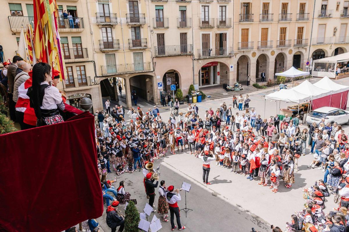 Actuació de totes les colles davant l'ajuntament, l'any passat