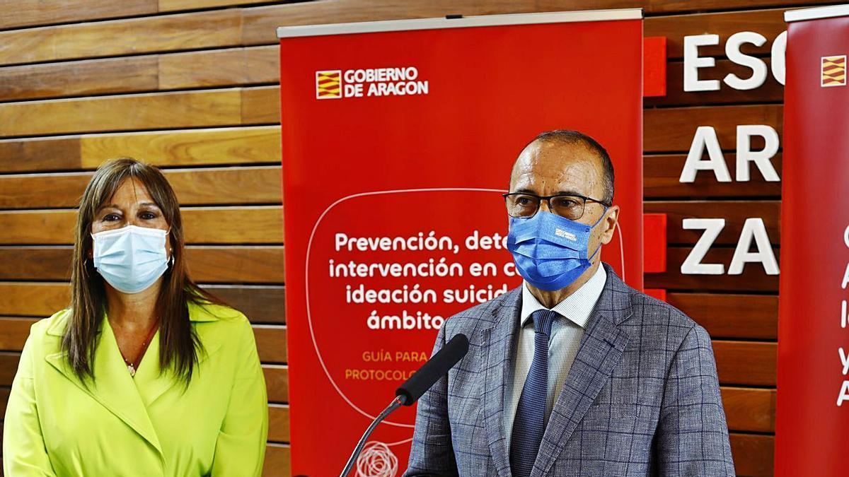 Sira Repollés y Felipe Faci, titulares de Sanidad y Educación, ayer, en la presentación de la guía. | JAIME GALINDO