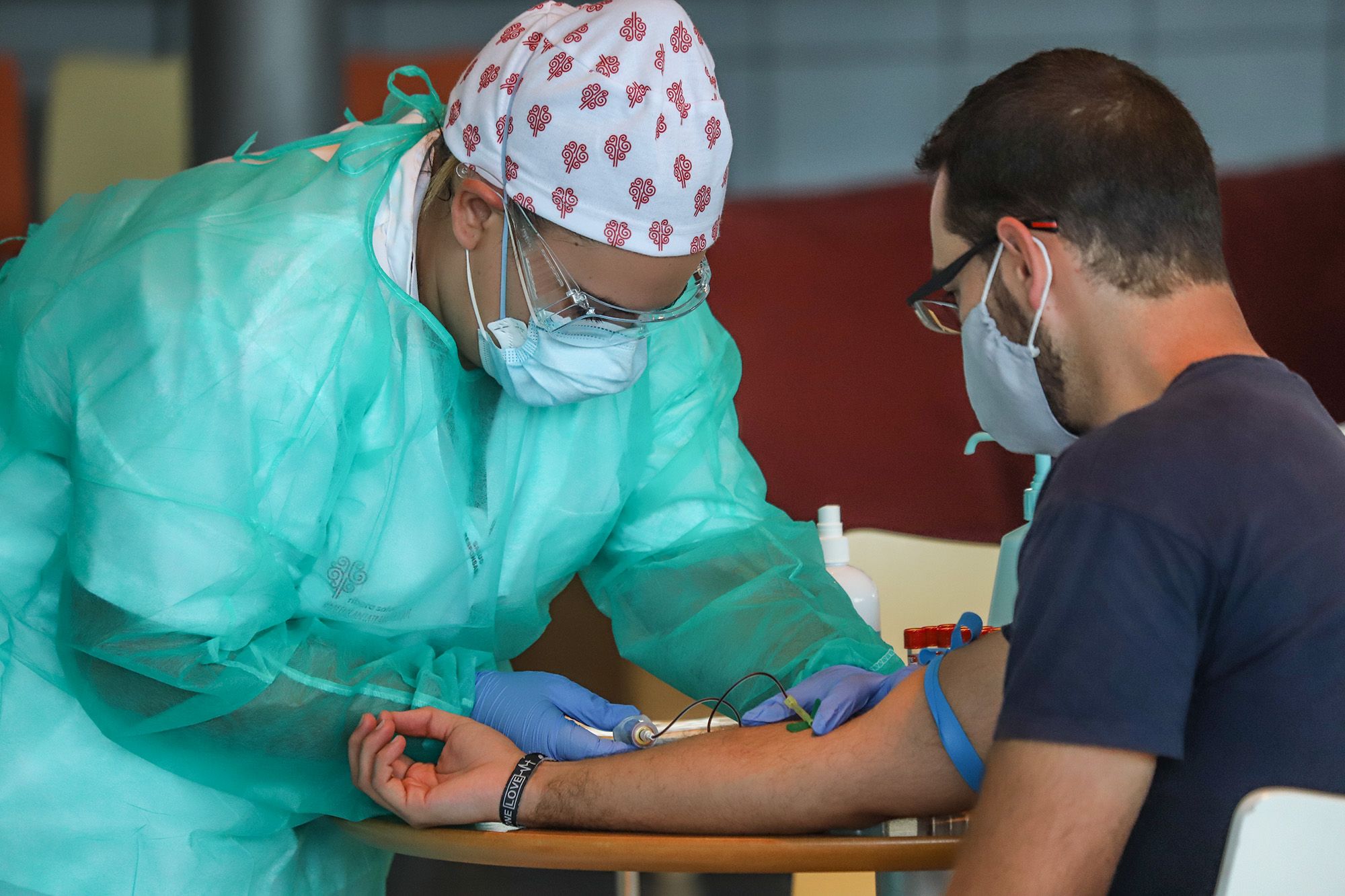 Torrevieja realiza test rápidos de covid a 1.500 profesores y personal no docente de todos sus centros educativos tras la polémica con la Generalitat