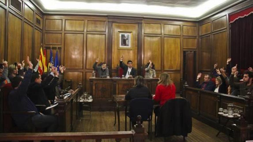 El pleno ratifica destinar 200.000 euros para la compra de los libros de texto