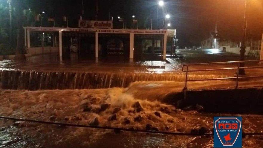 El 112 recibe casi un centenar de llamadas por el episodio de lluvias y tormentas