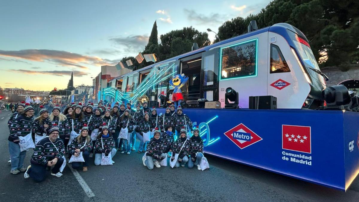 La Comunidad de Madrid estrena carroza inspirada en los nuevos trenes de la L6.