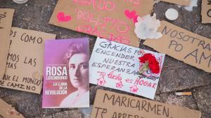 Un altar improvisado recuerda a Maricarmen en la Puerta del Sol de Madrid