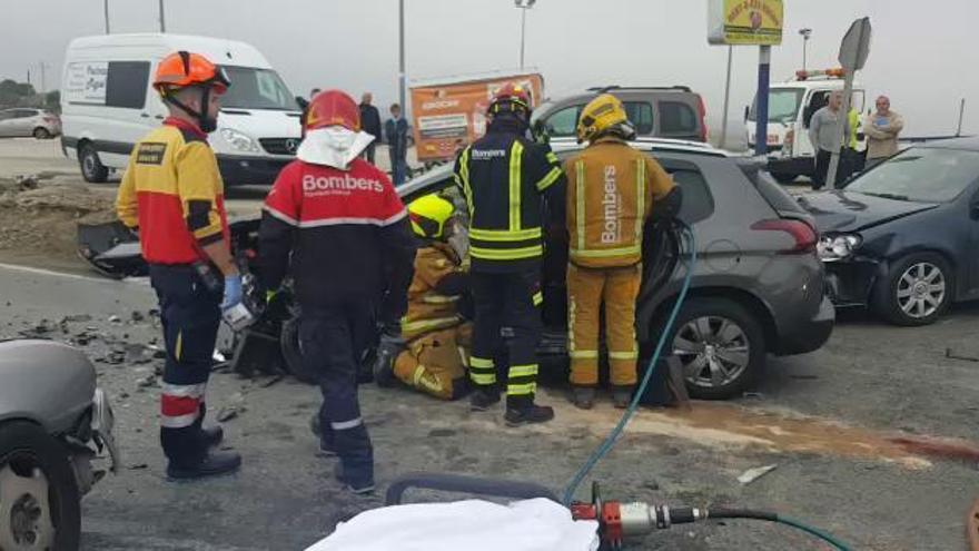 Heridos dos conductores en un aparatoso accidente con tres vehículos implicados en San Miguel de Salinas