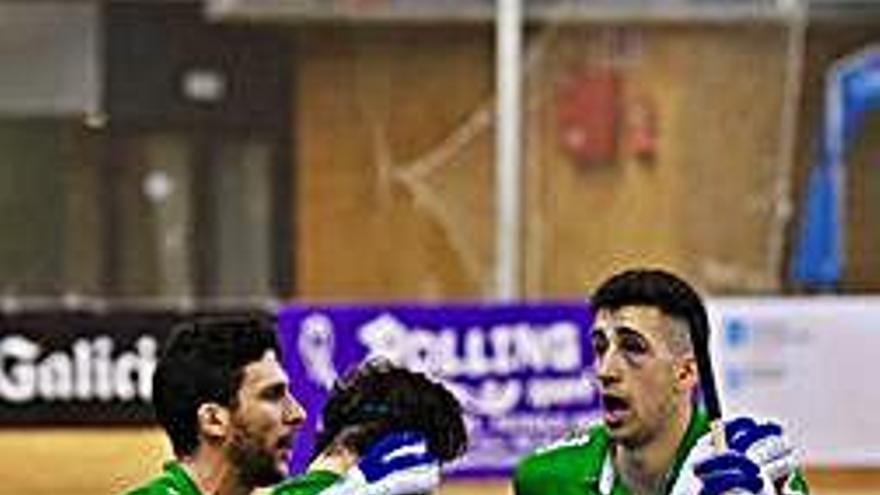 Sergi Miras, David Torres y Carlo di Benedetto celebran un gol.