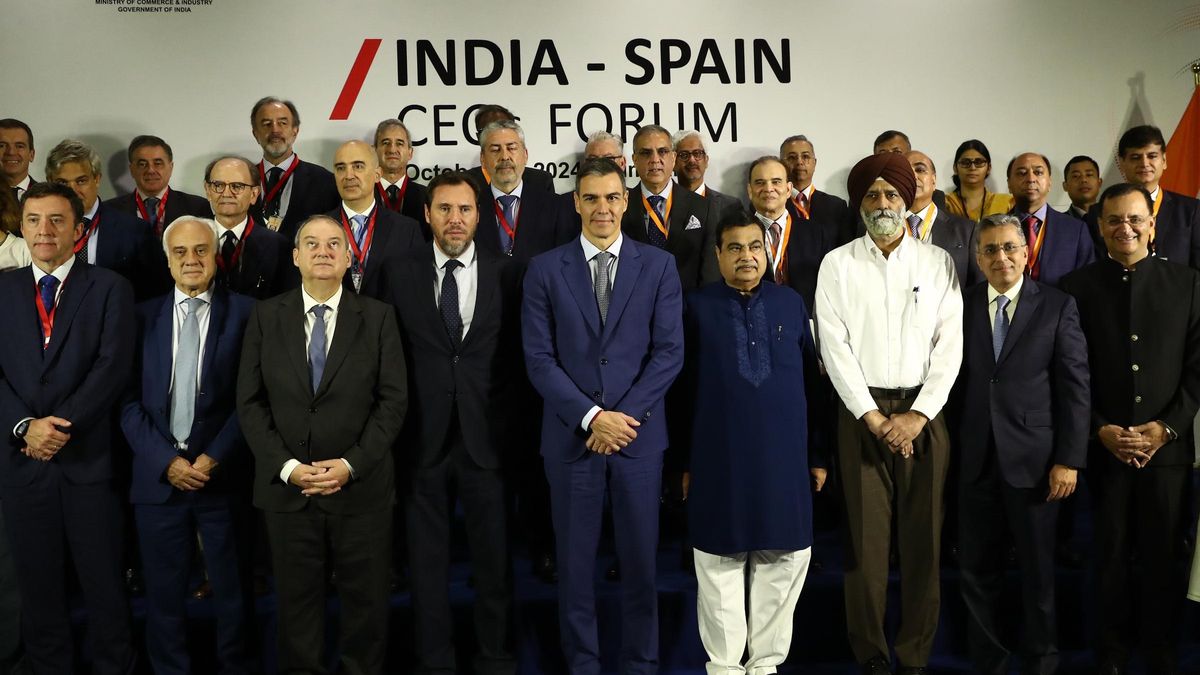 El presidente del Gobierno español, Pedro Sánchez, junto a los ministros de Industria y Turismo, Jordi Hereu (3i), y el ministro de Transportes, Oscar Puente (4i), durante el Foro Empresarial Spain-India Business Summit, organizado en Bombay con motivo de su visita oficial a la India, en el que intervino también el ministro de Transporte Terrestre y Autopistas indio, Nitin Gadkari (4d), y en el que participaron representantes de unas 150 empresas indias y 120 españolas.