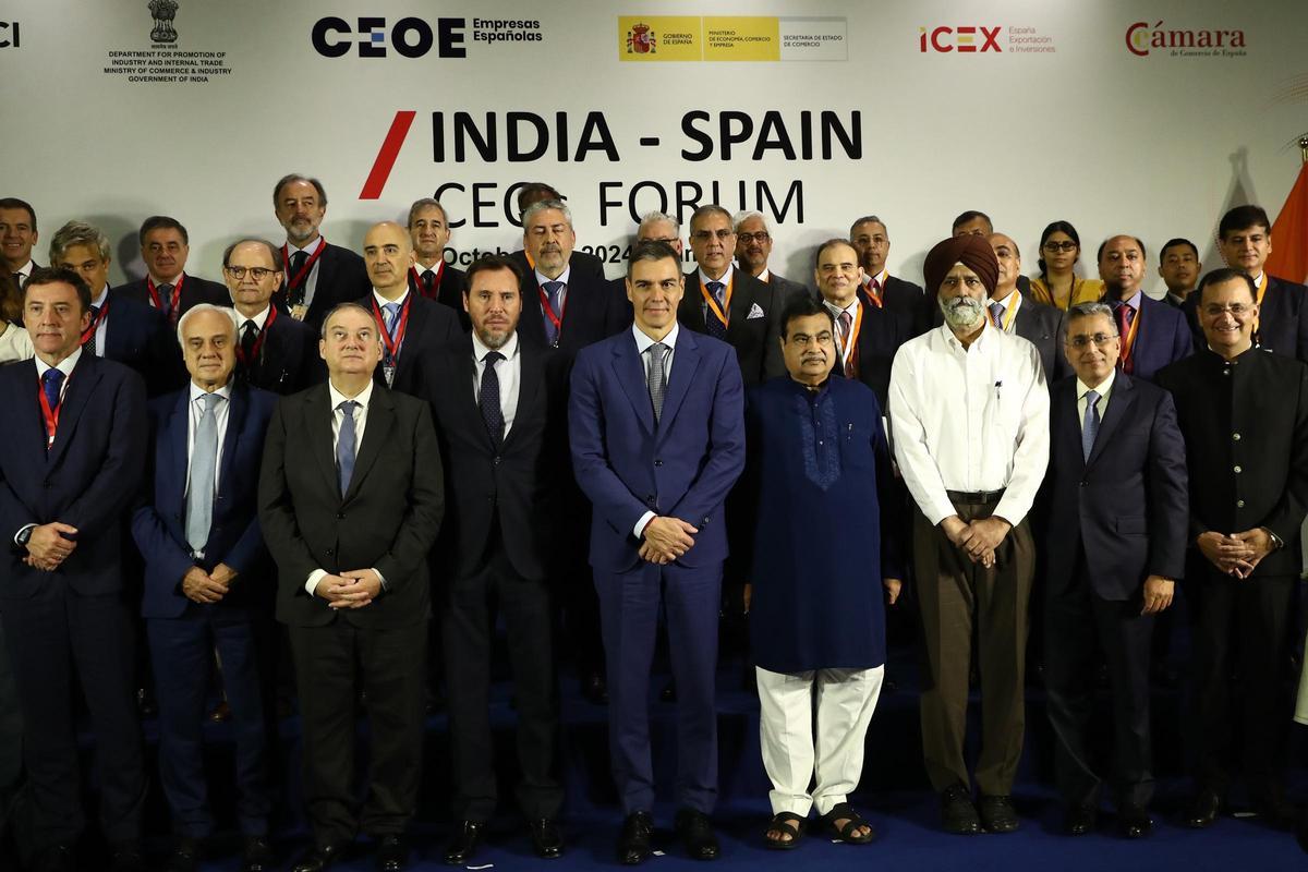 El presidente del Gobierno español, Pedro Sánchez, junto a los ministros de Industria y Turismo, Jordi Hereu (3i), y el ministro de Transportes, Oscar Puente (4i), durante el Foro Empresarial Spain-India Business Summit, organizado en Bombay con motivo de su visita oficial a la India, en el que intervino también el ministro de Transporte Terrestre y Autopistas indio, Nitin Gadkari (4d), y en el que participaron representantes de unas 150 empresas indias y 120 españolas.
