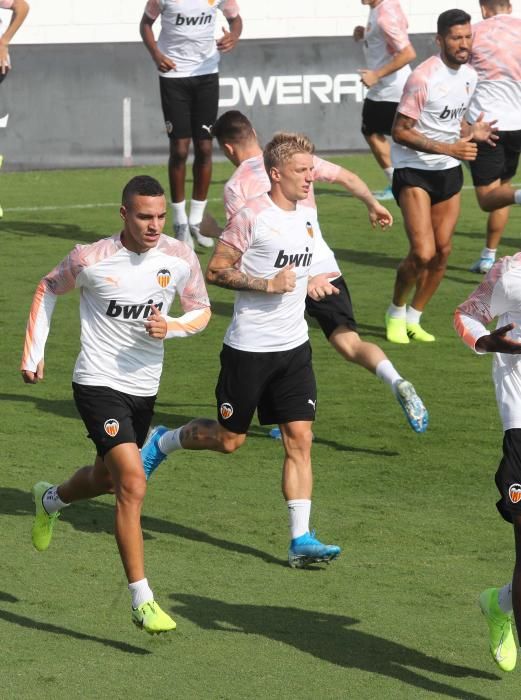 Anil Murthy, atento al entrenamiento del Valencia