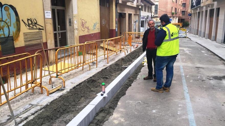 Flores de San Pablo amplía su ancho de acera y suprime las plazas de aparcamiento