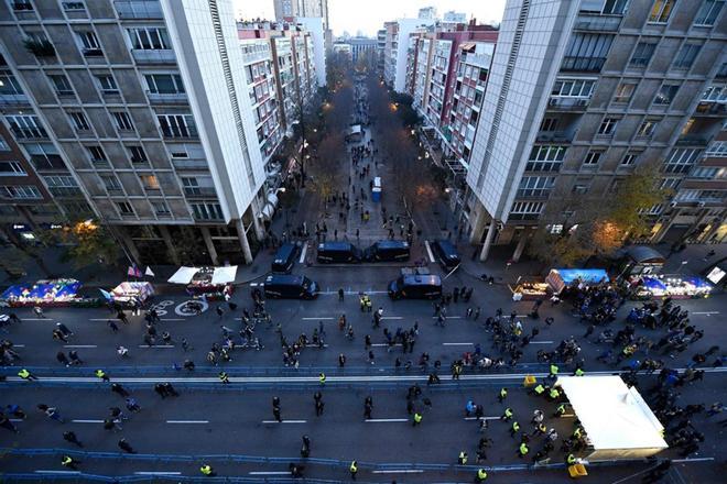 Imagen de los alrededores del estadio Santiago Bernabéu en Madrid, tomada pocas horas antes del inicio del partido de vuelta de la final de la Copa Libertadores de Argentina, entre River Plate y Boca Juniors.