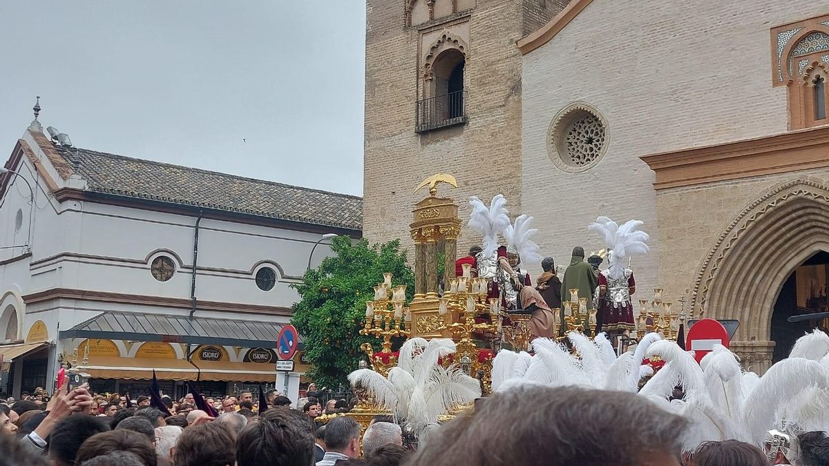 El Sentencia frente a la iglesia de Omnium Sanctorum