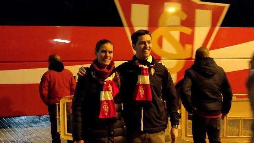 Rocío García y Pedro Fernández, de Avilés y Cangas de Onís, respectivamente, ayer antes del partido ante el Barcelona B.