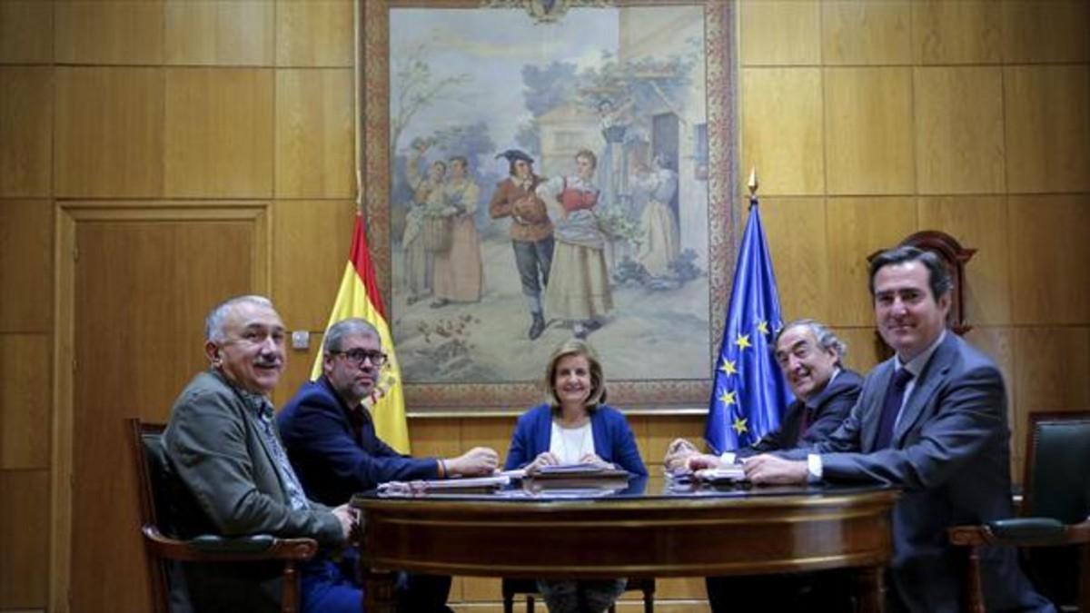 Josep Maria Álvarez (UGT), Unai Sordo (CCOO), la ministra Fátima Báñez, Juan Rosell (CEOE) y Antonio Garamendi (CEPYME), ayer.