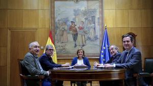 Josep Maria Álvarez (UGT), Unai Sordo (CCOO), la ministra Fátima Báñez, Juan Rosell (CEOE) y Antonio Garamendi (CEPYME), en una reciente reunion.
