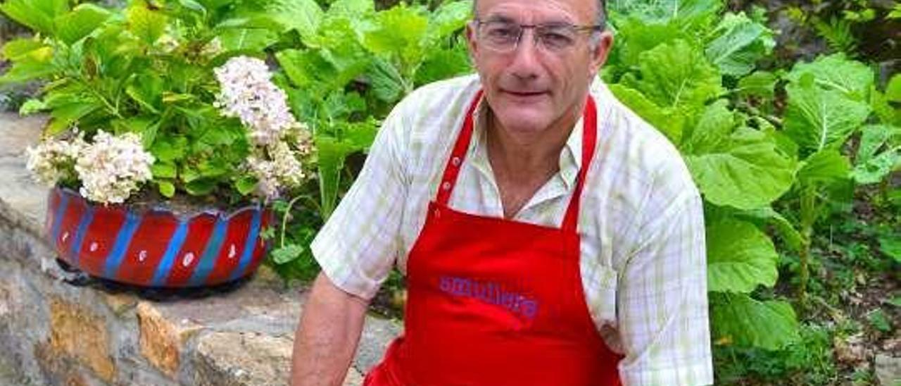 José Patallo, en un rincón de su casa, en Villahizoy.