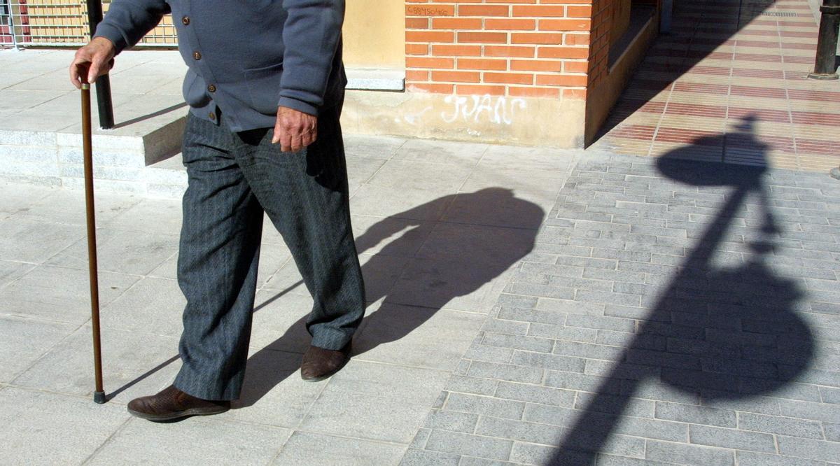 Una persona mayor en el exterior de una residencia