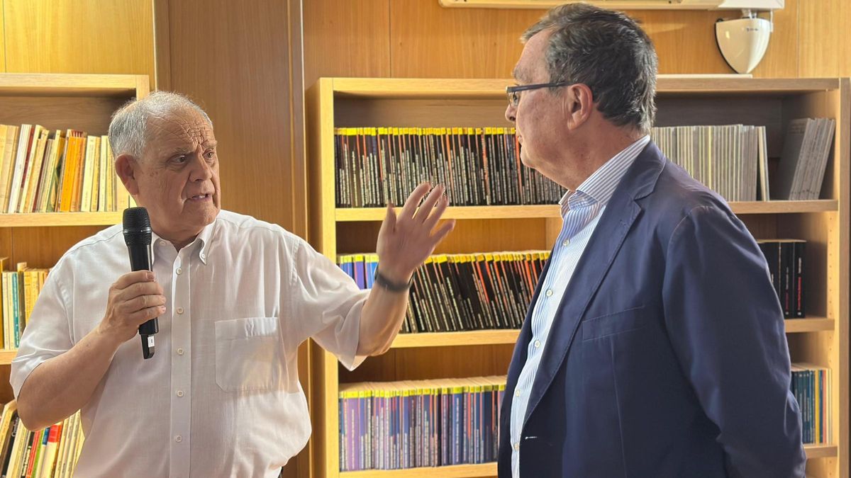 César Oliva y José Ballesta durante la inauguración de la biblioteca.